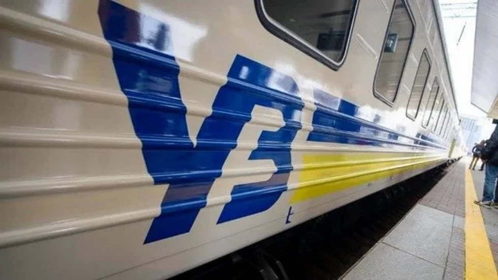 Укрзалізниця розширює мережу доставки автомобілів спеціальними вагонами