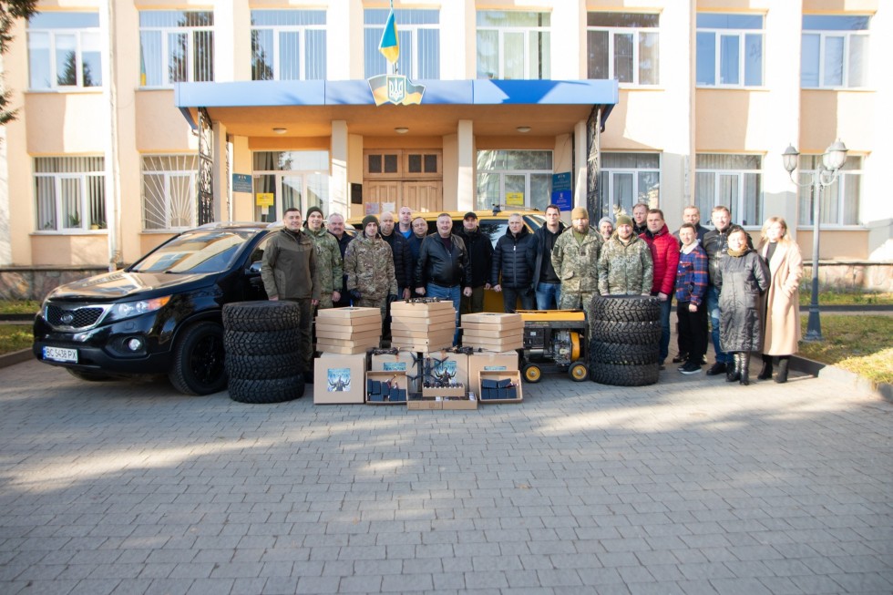 Дрогобицька РВА разом з партнерами передали ЗСУ автівки, дрони та генератори Дрогобицька РВА разом з партнерами передали ЗСУ автівки, дрони та генератори