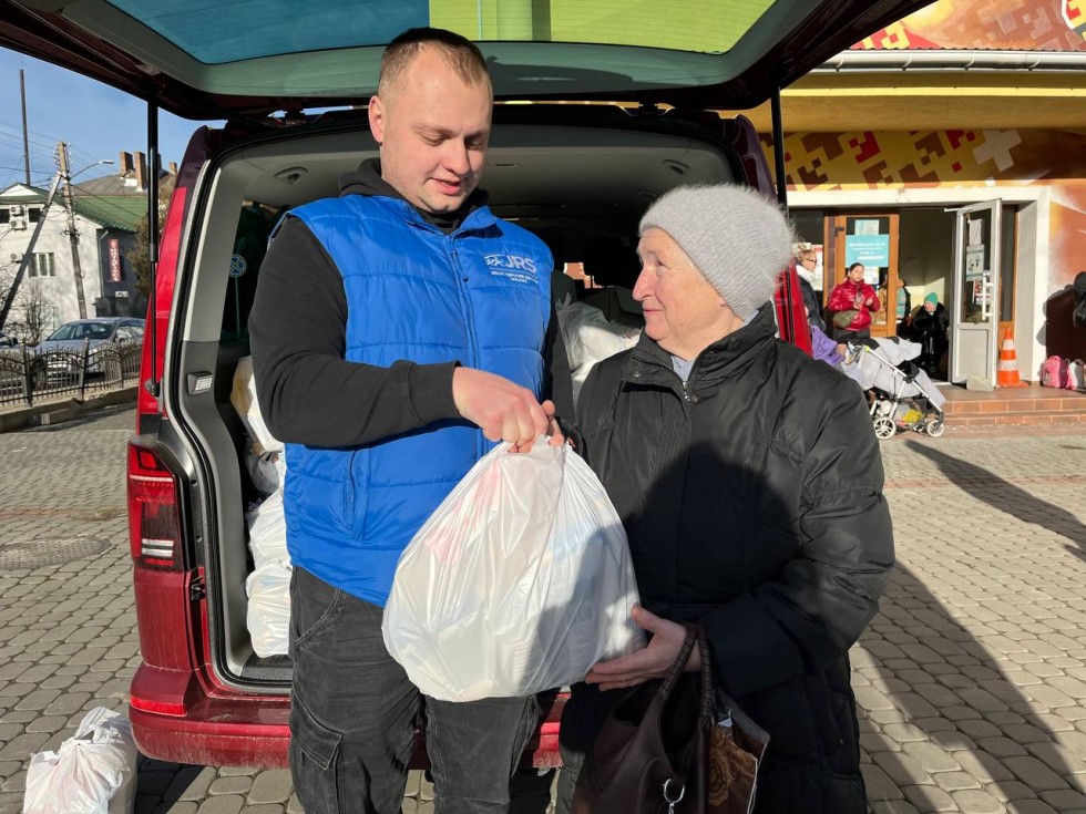 Різдвяний майстер-клас та допомога: людей зі статусом ВПО підтримала &ldquo;Єзуїтська служба біженців в Україні&rdquo;