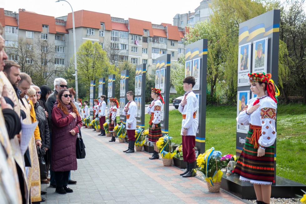 У Трускавці вшанували полеглих Героїв та освятили нові меморіальні портрети