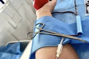 Службовці Дрогобицької РВА разом із військовослужбовцями однієї з місцевих військових частин сьогодні знову стали донорами крові. Втретє за цей рік