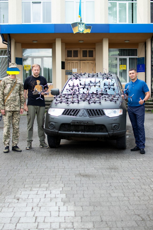 Чергова партія дронів та пікап для ЗСУ з Дрогобиччини