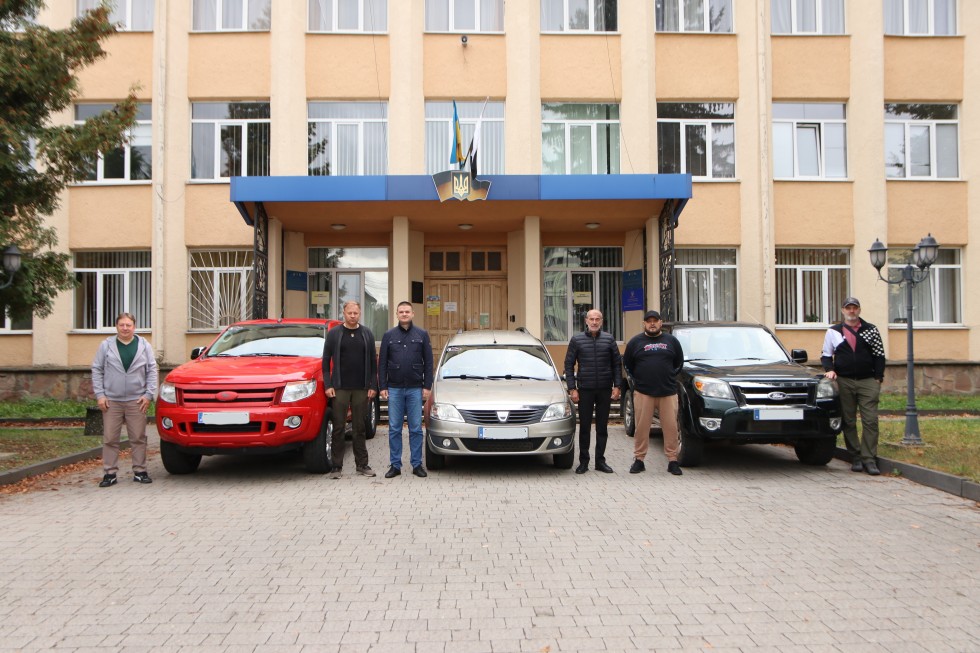 Три автомобілі передала для захисників Дрогобицька РВА спільно з партнерами Три автомобілі передала для захисників Дрогобицька РВА спільно з партнерами