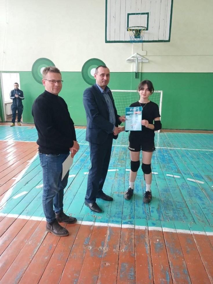 В межах загальнонаціонального проєкту &laquo;Пліч-о-пліч. Всеукраїнські шкільні ліги&raquo; на базі Меденицької СЗШ І-ІІІ ступенів відбувся ІІ тур ІІ етапу змагань з Волейболу.