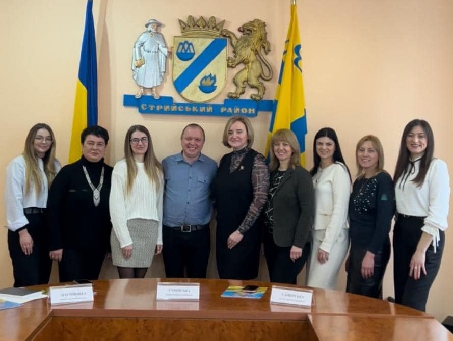 Як поставлена робота апаратів райдержадміністрацій в умовах воєнного стану?