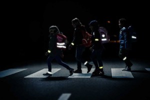 Як правильно носити світловідбивні елементи у темний час доби?