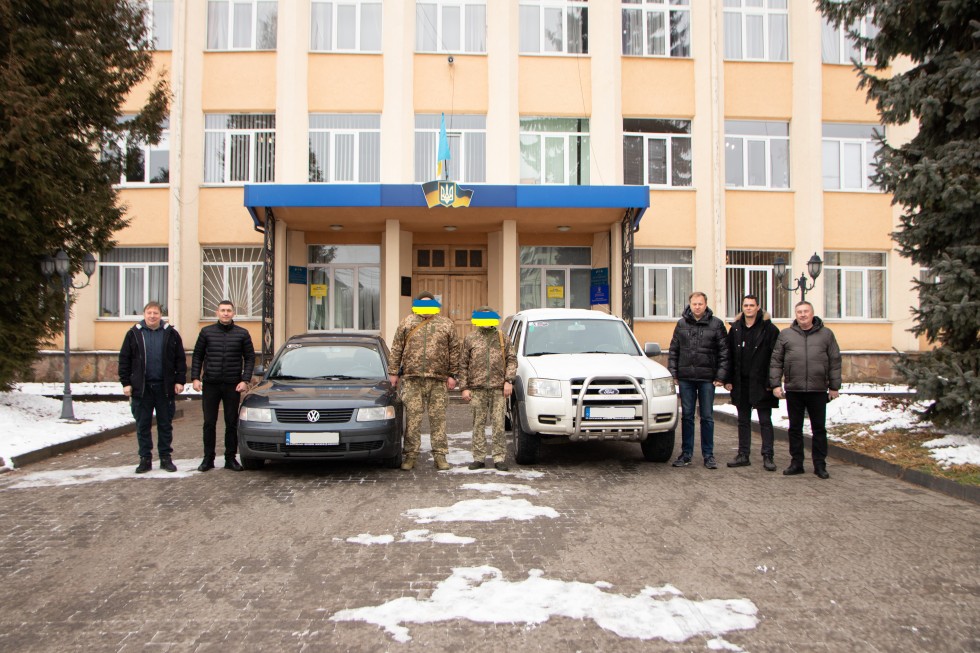 Допомога захисниками: спільно з благодійним фондом &ldquo;КОЛО&rdquo; передали ще два автомобілі для військових