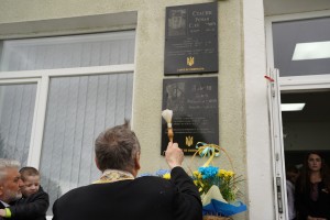 У Болехівській гімназії освятили меморіальні таблиці на честь загиблих Героїв У Болехівській гімназії освятили меморіальні таблиці на честь загиблих Героїв