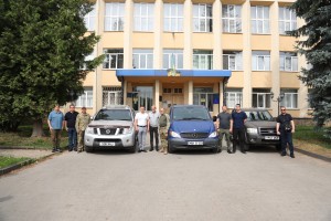 Два пікапи та мінівен з Дрогобиччини передали для Захисників і Захисниць