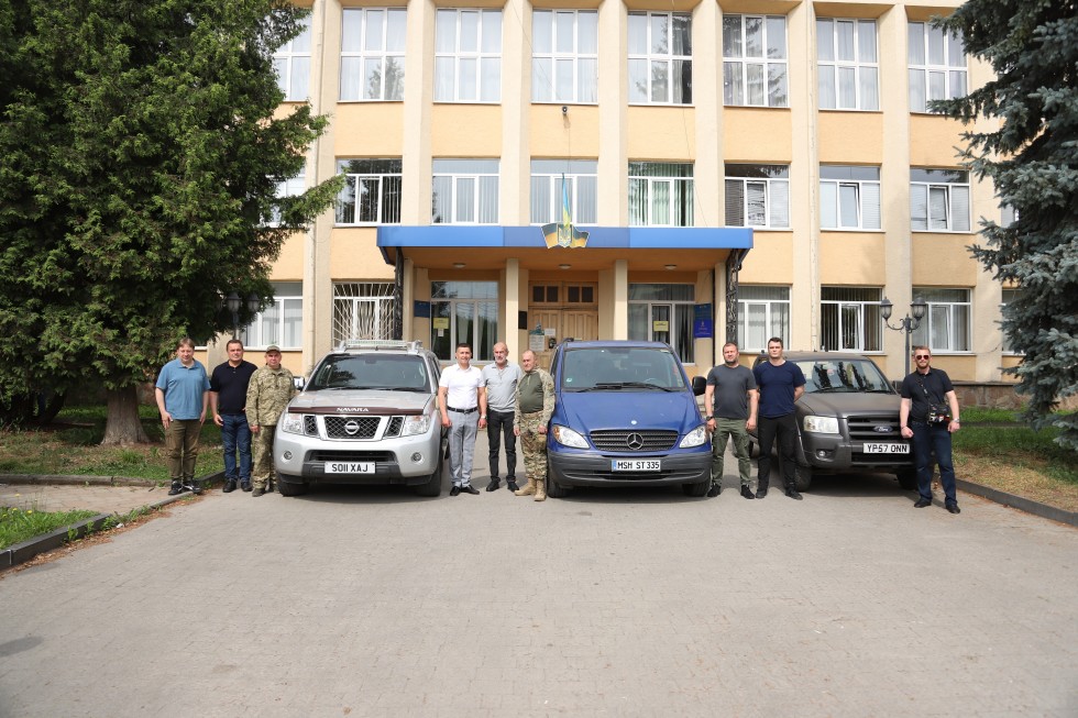 Два пікапи та мінівен з Дрогобиччини передали для Захисників і Захисниць