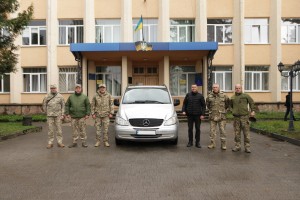 Від Дрогобицької районної військової адміністрації передали авто для наших військових