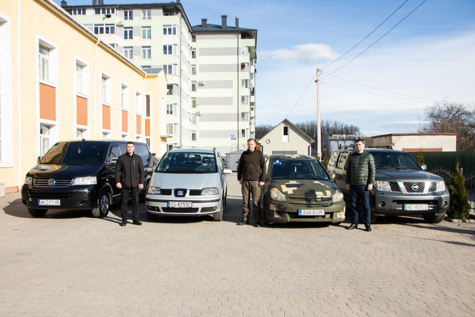 Авто для фронту: З Дрогобиччини передали автомобілі для ЗСУ