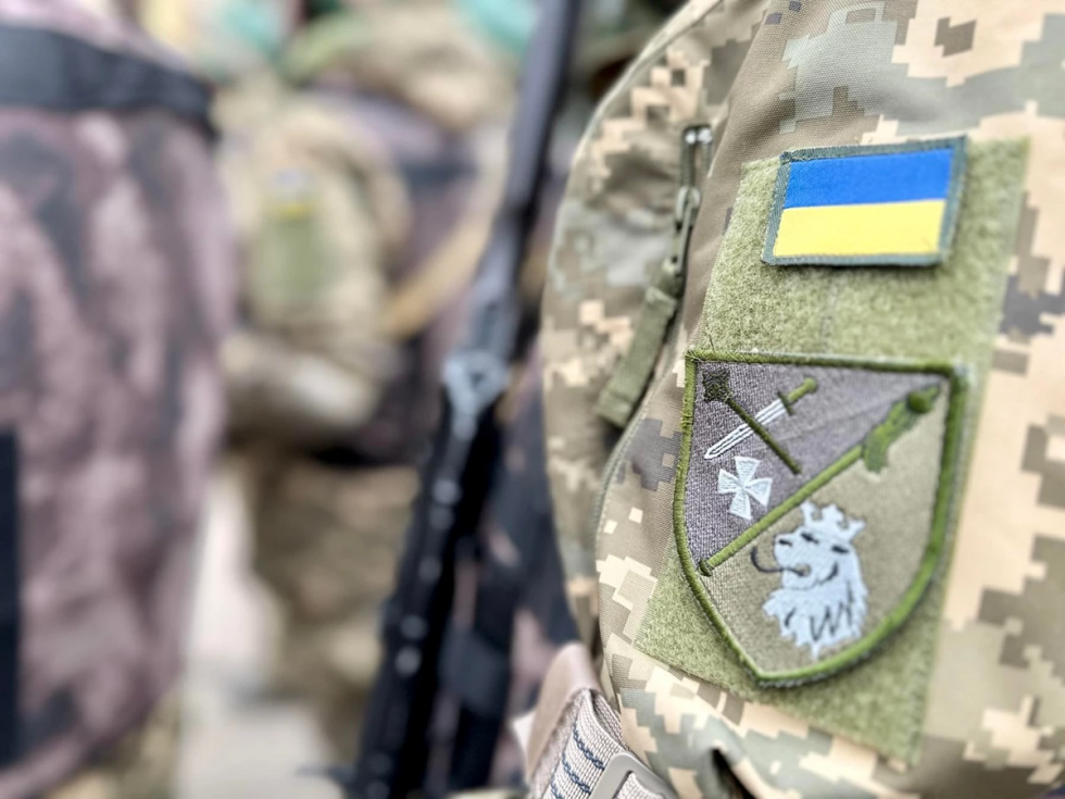 Офіцерські звання присвоюватимуть захисникам, які не мають вищої освіти, але здобули бойовий досвід, - закон ВРУ №8339