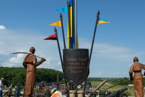 На Дрогобиччині до Дня Героїв відкрили пам&rsquo;ятний знак Борцям різних поколінь за незалежність України