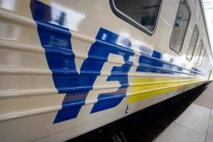 Укрзалізниця розширює мережу доставки автомобілів спеціальними вагонами