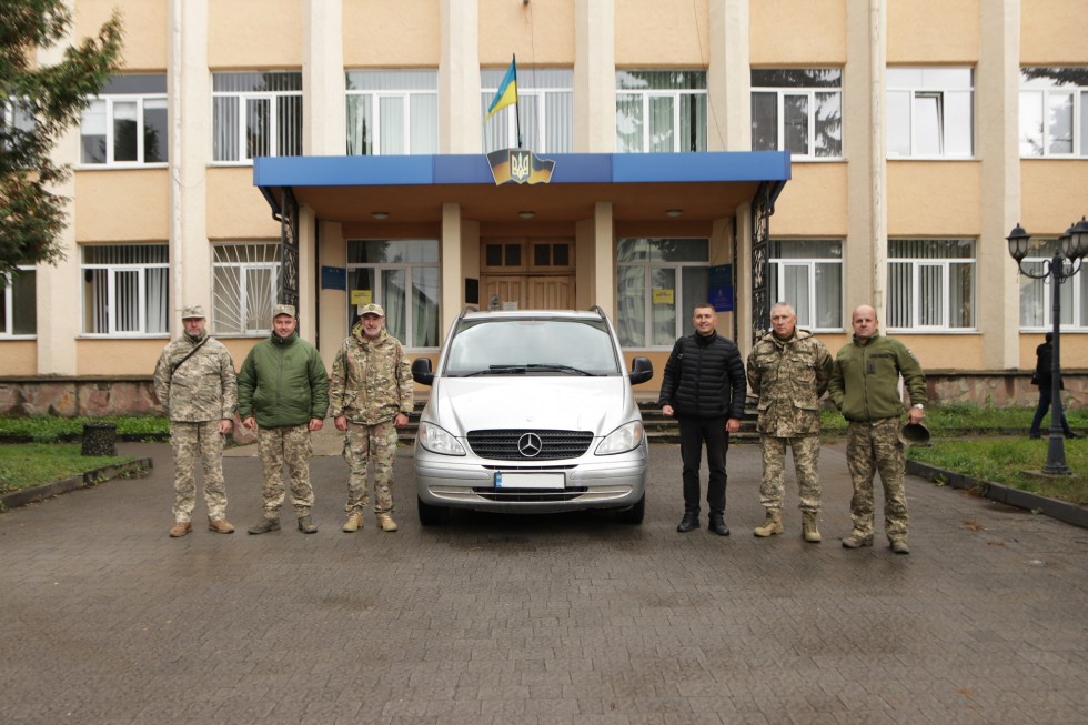 Від Дрогобицької районної військової адміністрації передали авто для наших військових