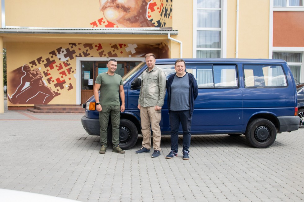 Ще одна автівка задля перемоги:  З Дрогобиччини передали авто для захисників