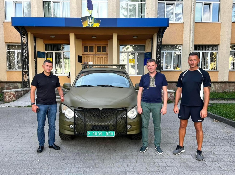 З Дрогобиччини на передову для ЗСУ поїхав автомобіль