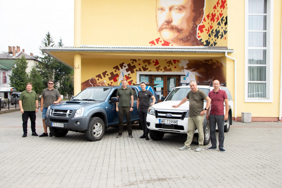 Авто для ЗСУ: з Дрогобиччини відправили ще дві автомобілі для підсилення нашої армії