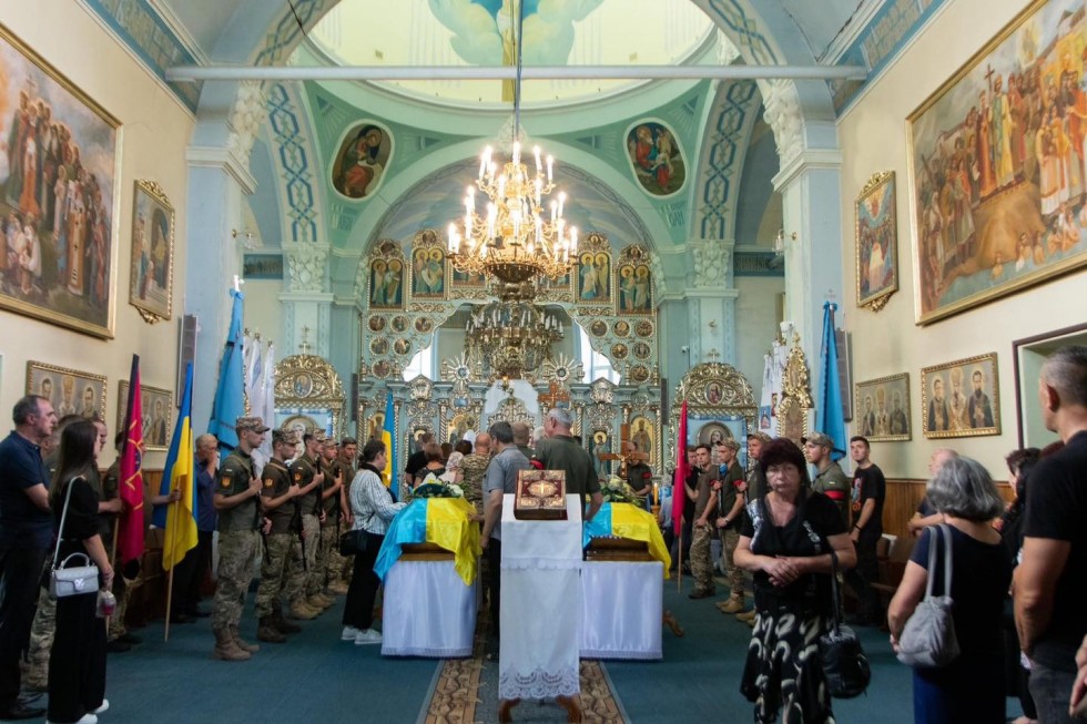 В один день ховають двох загиблих українських Героїв. Великий біль та сум. Війна забирає найкращих