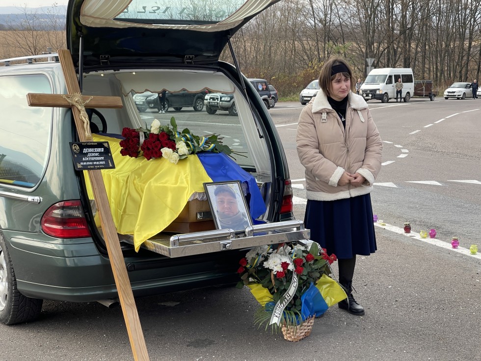 Сьогодні Дрогобиччина прощається з воїном Денисом Денисенком