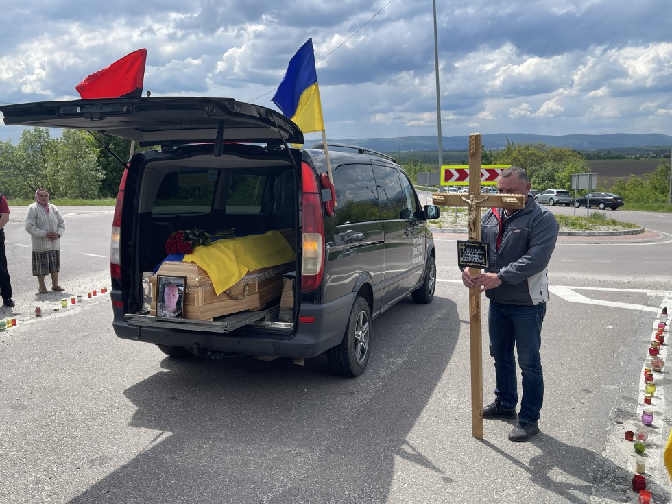У Трускавецькій громаді прощаються з воїном Віктором Калініним