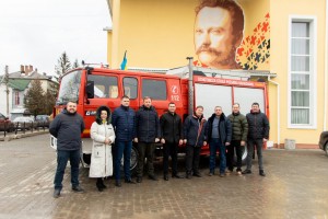 &laquo;Пожежна&raquo; та три позашляховики вирушили на фронт із Дрогобиччини