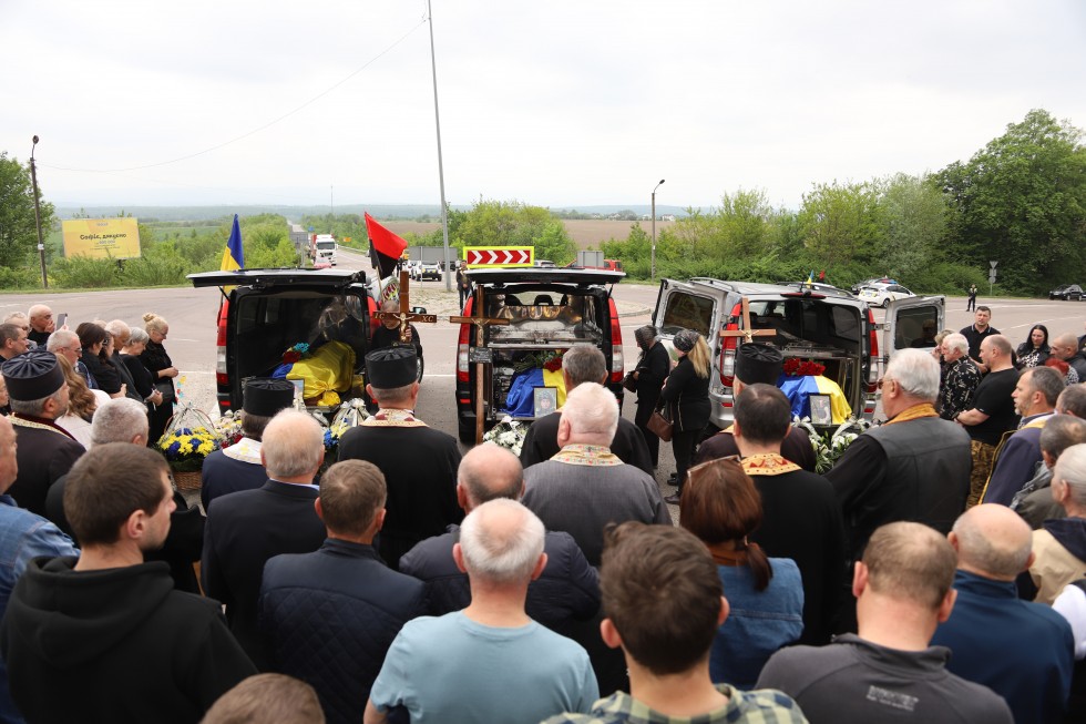 На Дрогобиччині прощаються з трьома захисниками: Романом Сенівим, Андрієм Микитиним та Василем Тупичаком