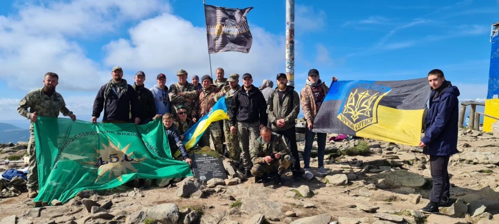 Воїни АТО Дрогобиччини в честь загиблих побратимів встановили на Говерлі пам&rsquo;ятну таблицю