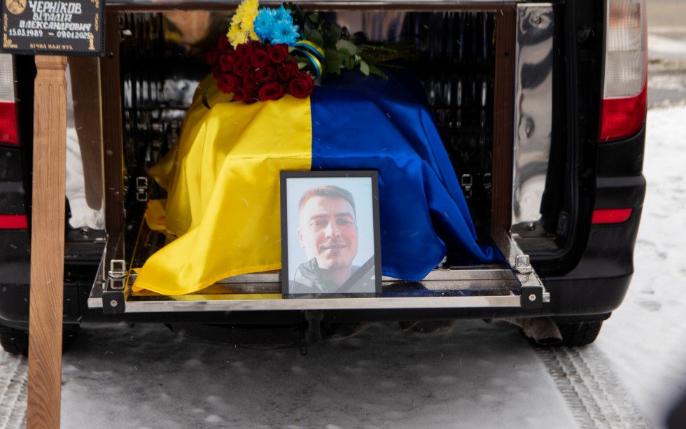 Був на передових позиціях фронту: на щиті повернувся дрогобичанин Віталій Черніков
