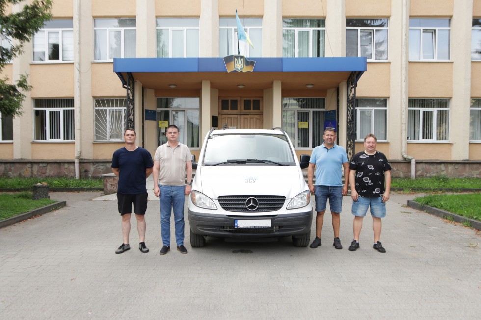 Машини на війні потрібні завжди: Дрогобицька РВА передала ще одне авто для військових