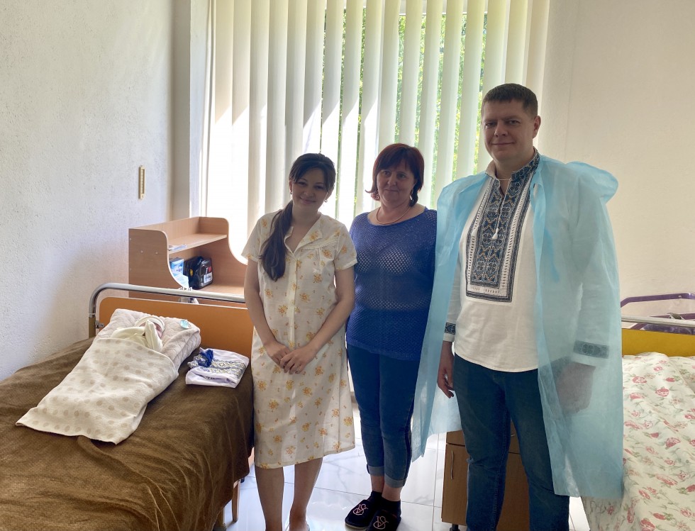 Двоє новонароджених малюків сьогодні отримали свою першу в житті вишиванку