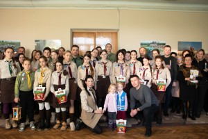 Дрогобицькі пластуни передали Вифлеємський вогонь Миру у Дрогобицьку РВА: символ віри і світла для України