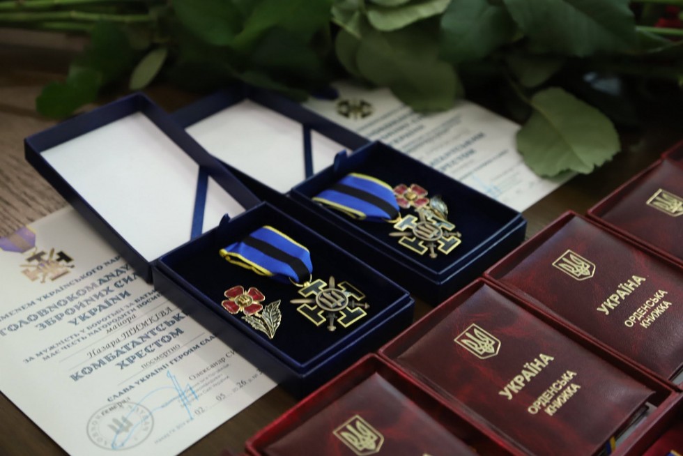 У День Конституції України родинам полеглих Захисників Дрогобиччини вручили державні та військові нагороди