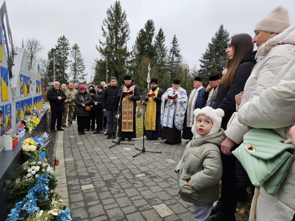 У Стебнику освятили Меморіал захисникам України у пам’ять про воїнів-земляків сучасної війни У Стебнику освятили Меморіал захисникам України у пам’ять про воїнів-земляків сучасної війни