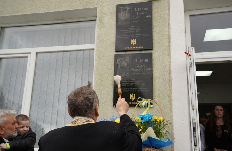 У Болехівській гімназії освятили меморіальні таблиці на честь загиблих Героїв