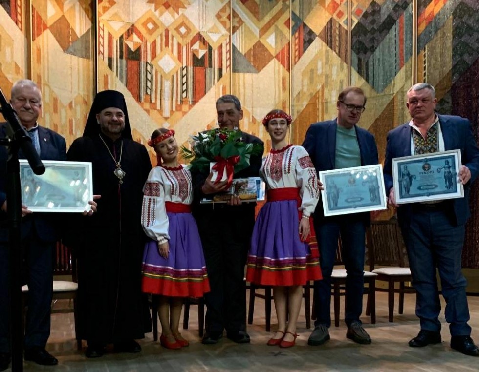Степан Бориславський з села Модричі встановив рекорд з вишитих біблійних картин та ікон