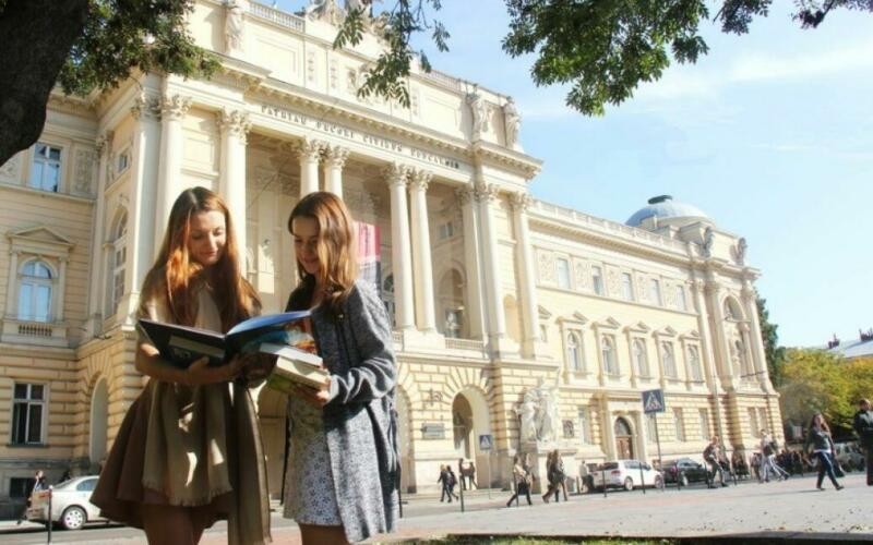 Уряд погасить борги за навчання студентів-контрактників з окупованих територій