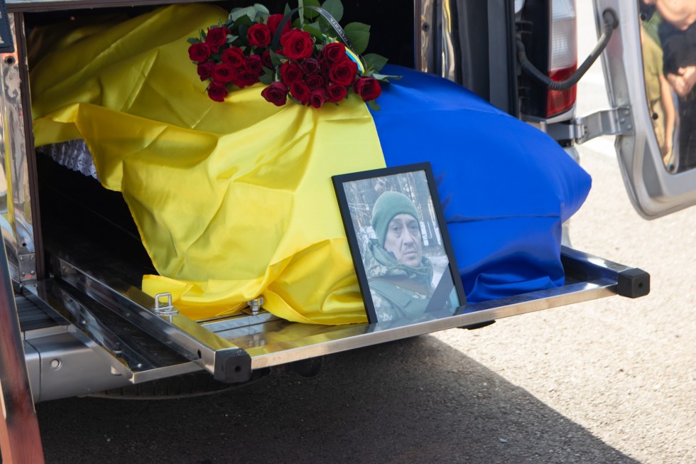 Сьогодні Дрогобицька громада провела в останню дорогу полеглого воїна &ndash; стебничанина Миколу Волошина. Біль, сум та втрата для усіх нас