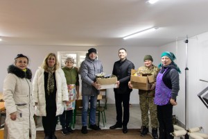 Жителі Медвежі виготовляють окопні свічки для бійців на передовій
