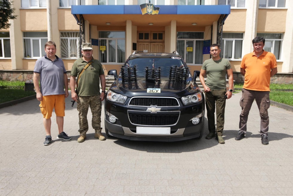20 FPV-дронів та повнопривідний автомобіль для оборонців 20 FPV-дронів та повнопривідний автомобіль для оборонців