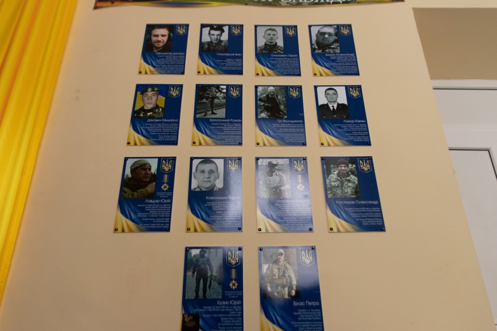 За Україну до останнього подиху: у Ліцеї № 3 ім. В’ячеслава Чорновола відкрили 14 меморіальних табличок сучасним Героям За Україну до останнього подиху: у Ліцеї № 3 ім. В’ячеслава Чорновола відкрили 14 меморіальних табличок сучасним Героям