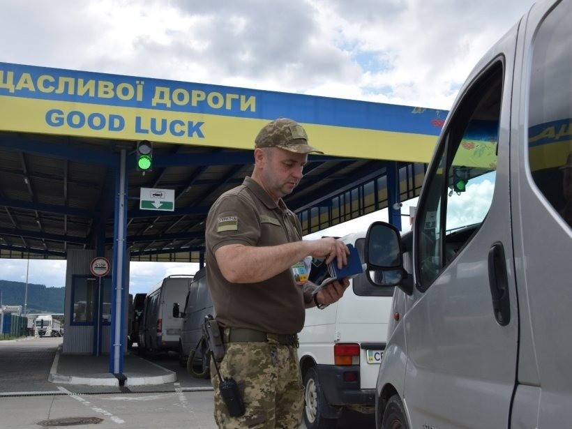 Від сьогодні розширюються можливості виїзду за кордон для українських чоловіків віком до 23 років Від сьогодні розширюються можливості виїзду за кордон для українських чоловіків віком до 23 років
