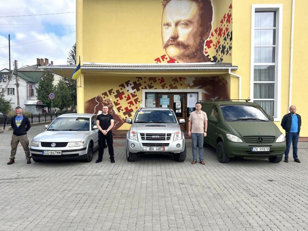 Три автомобілі для військових вирушили із Дрогобиччини на передову