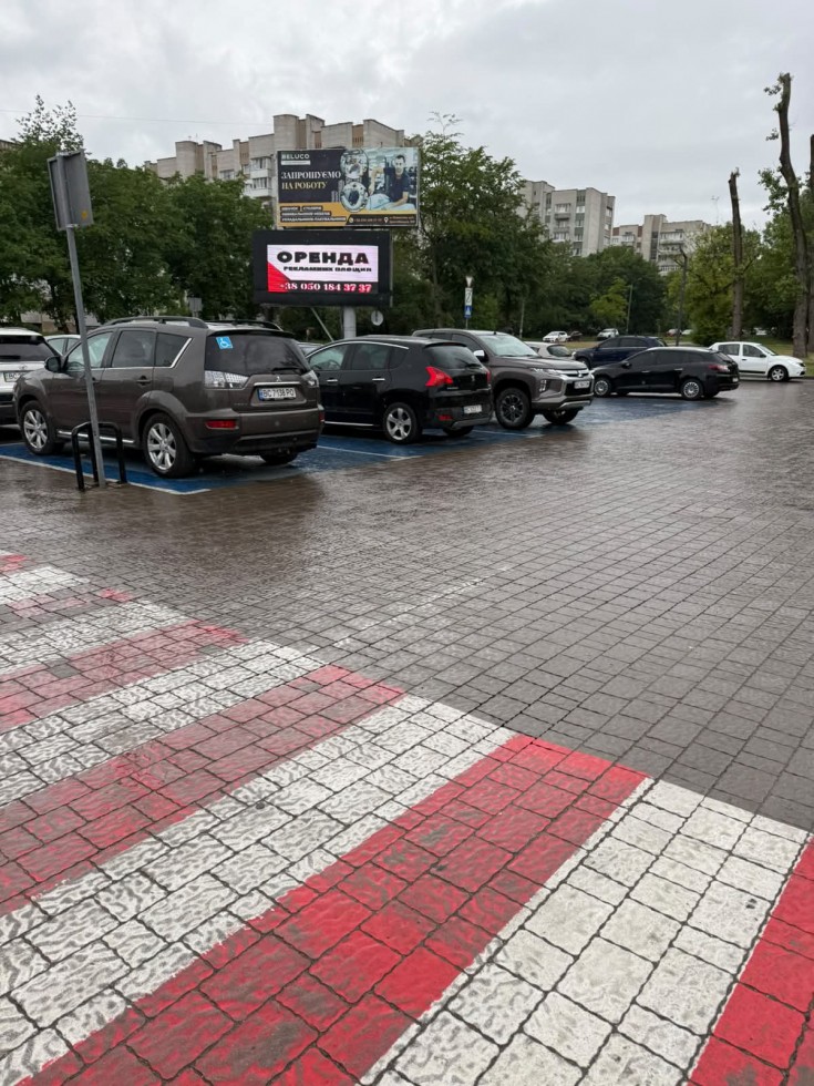 Винесли декілька попереджень: у Дрогобичі перевірили правила паркування на місцях для людей з інвалідністю