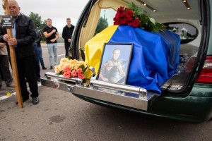 На щиті: Дрогобиччина прощається з полеглим героєм Назарієм Костишиним
