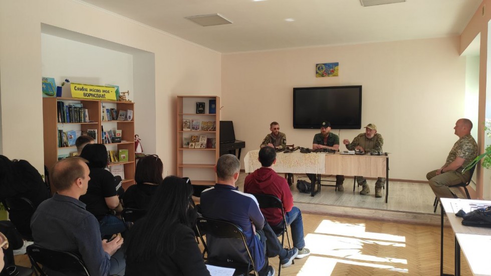 Домедична допомога, мінна безпека, тактика: на Дрогобиччині продовжують організовувати навчання з підготовки громадян до національного спротиву