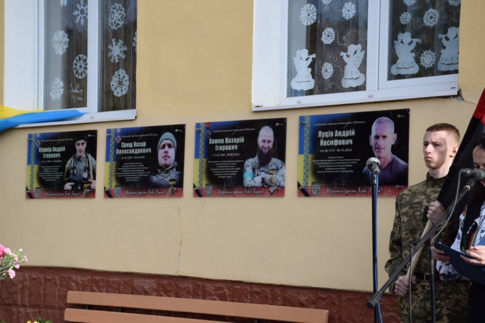 У Новому Кропивнику чотирьом Захисникам на фасаді рідної школи встановили меморіальні дошки