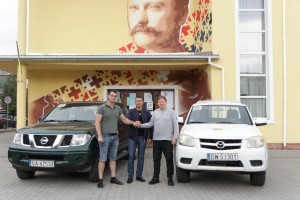 Дрогобицька РВА спільно з Благодійний фонд "КОЛО" передали для військових ще дві автівки