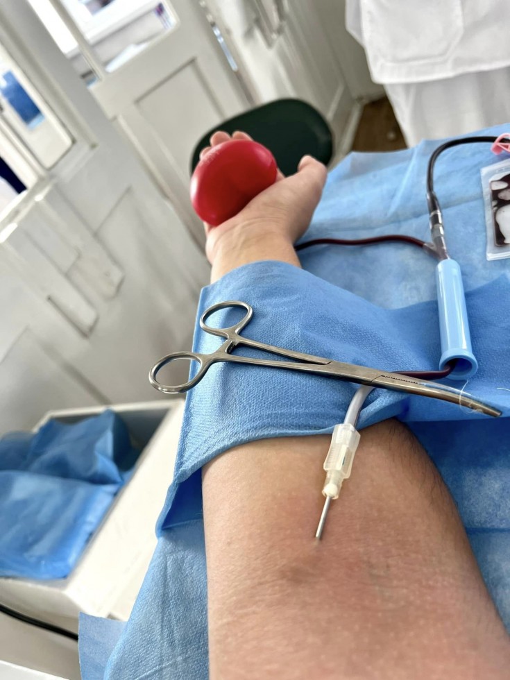 Службовці Дрогобицької РВА разом із військовослужбовцями однієї з місцевих військових частин сьогодні знову стали донорами крові. Втретє за цей рік